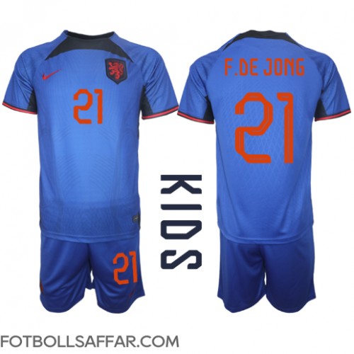 Nederländerna Frenkie de Jong #21 Bortadräkt Barn VM 2022 Kortärmad (+ Korta byxor)